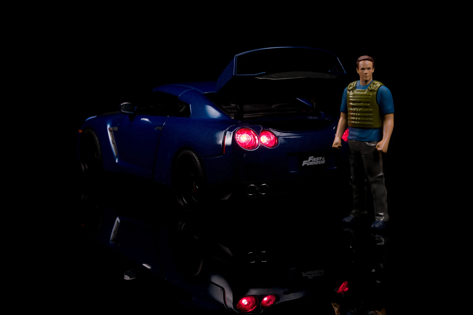 Fast & Furious Brian's Nissan GT-R (R35), 1:18 Scale Vehicle w/ Lights & 3.75" Figure - Image 2