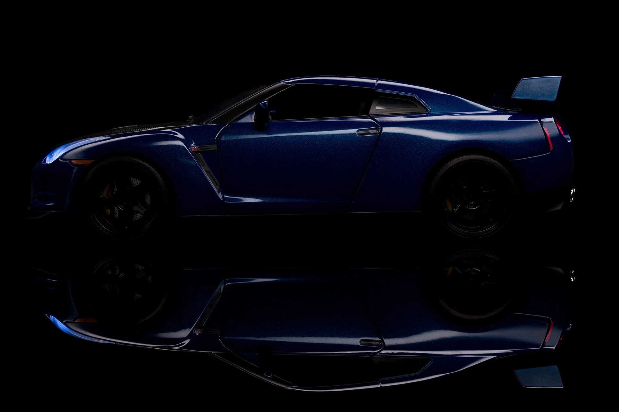 Fast & Furious Brian's Nissan GT-R (R35), 1:18 Scale Vehicle w/ Lights & 3.75" Figure - Image 3