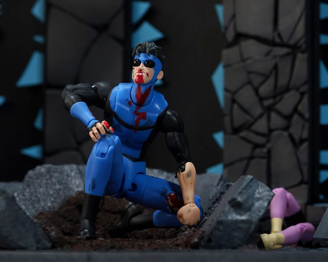 Invincible 1/12 Scale Action Figure Battle Damaged Deluxe Exclusive [ORDERS START 7/23/2026] - Image 4