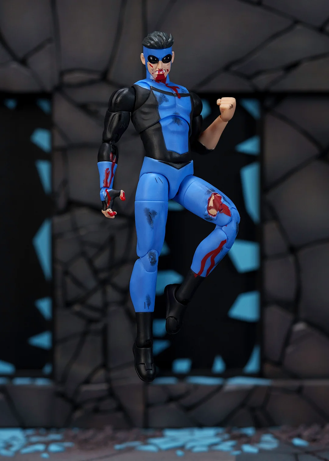 Invincible 1/12 Scale Action Figure Battle Damaged Deluxe Exclusive [ORDERS START 7/23/2026] - Image 7