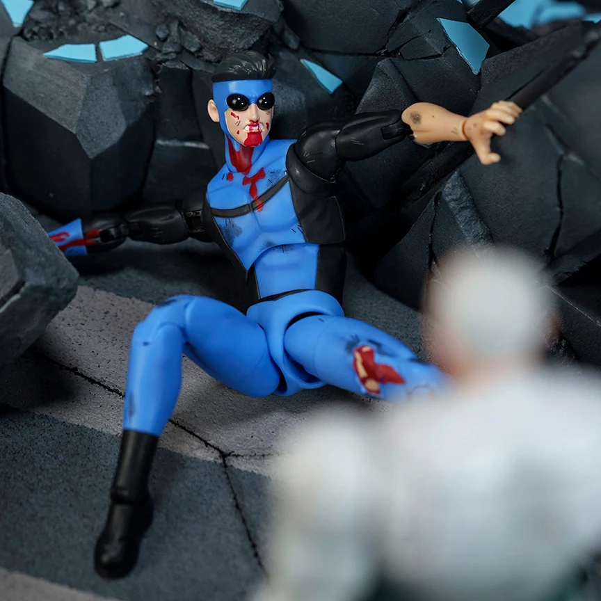 Invincible 1/12 Scale Action Figure Battle Damaged Deluxe Exclusive [ORDERS START 7/23/2026] - Image 9